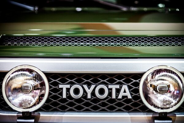 Toyota con faros saltones como los ojos