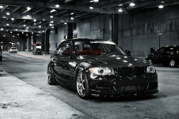 Voiture noire sur le parking