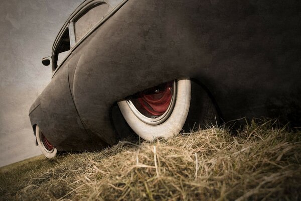 Coche negro en el heno en el campo