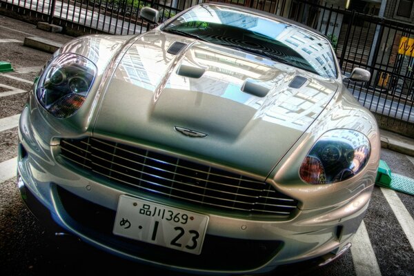 Aston Martin em prata no estacionamento