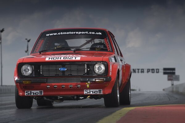 Vieille voiture de course sur la piste