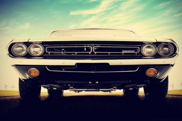 El color blanco del coche contra el cielo azul