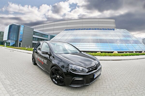 VW Golf R Preto fica em frente ao prédio