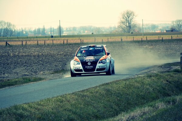 Voiture de course sur la route