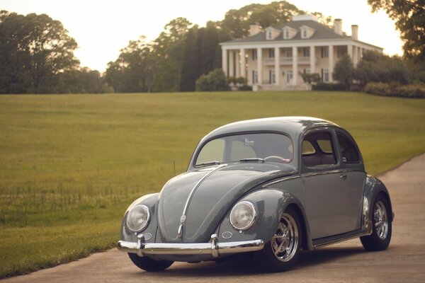 An old car at the exit of the mansion