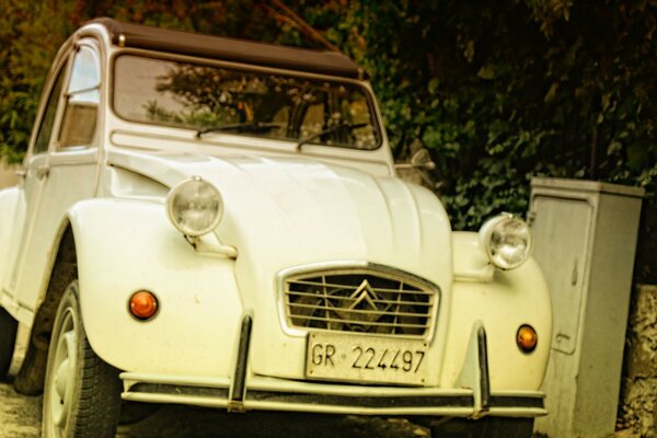 Coche retro blanco en casa