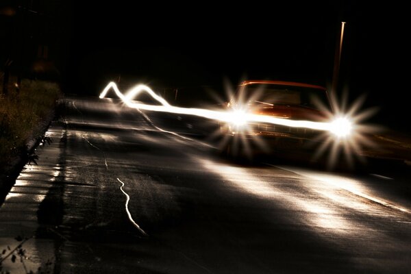 Landschaft der Nachtstraßen. Scheinwerfer-Licht