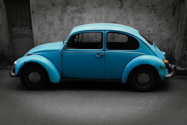 Coche retro azul contra la pared