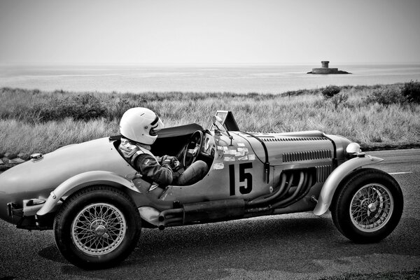 Beim Rennen in einem schönen Oldtimer