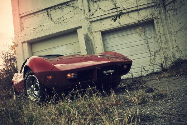 Coche retro rojo en un lugar abandonado