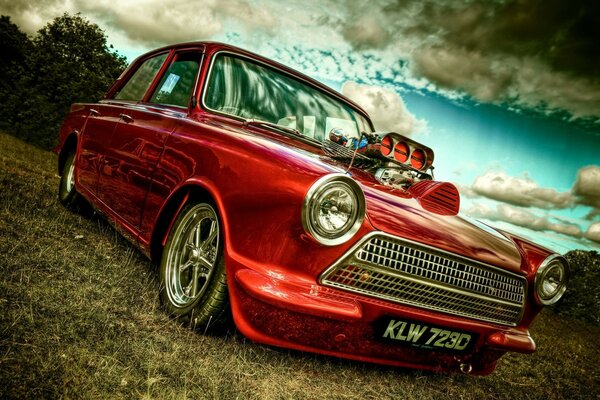 Voiture de course rouge dans la clairière