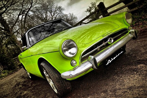 Voiture rétro verte à la ferme