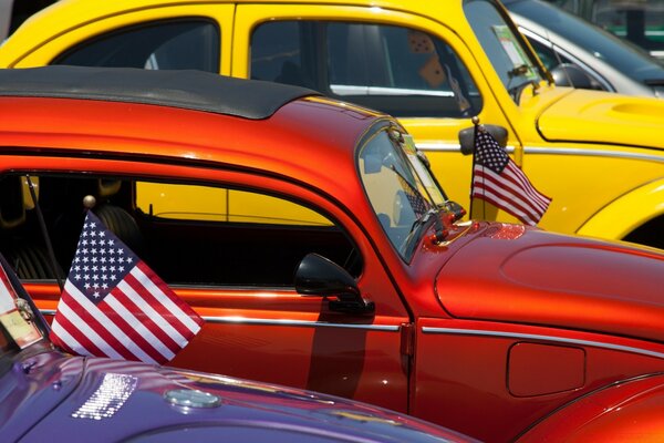 Coches retro con banderas americanas