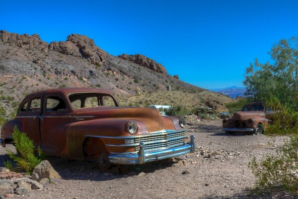 Coches retro abandonados en el desierto