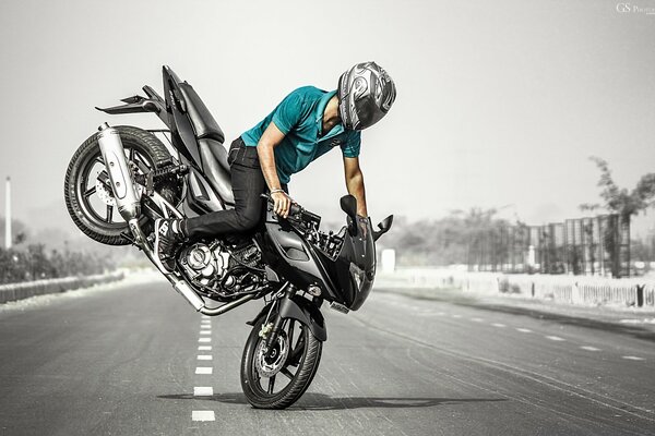 Motorradfahrer im Helm auf grauem Hintergrund