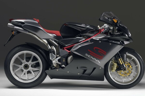 Moto nera con strisce rosse