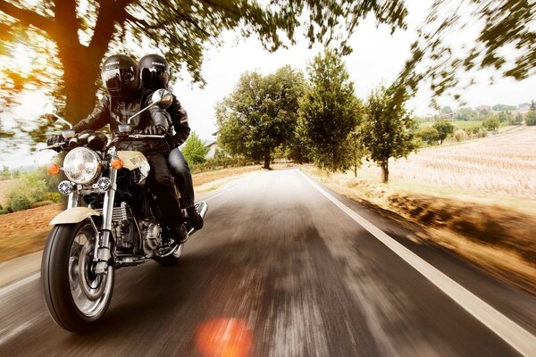 Moto se précipite sur la route à la vitesse