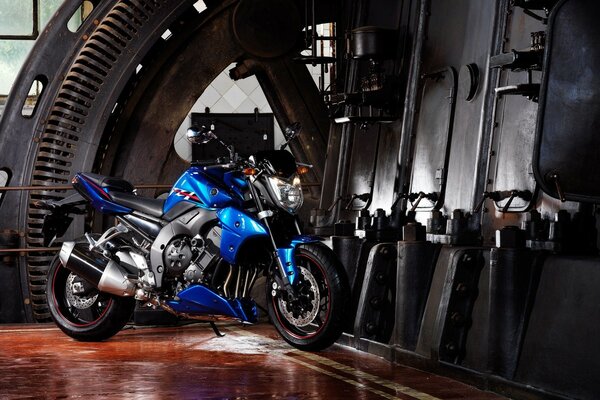 Blaues Sportmotorrad in der Garage