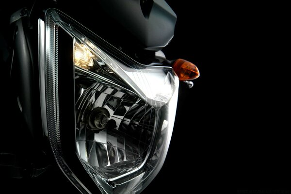 Farol de motocicleta em design preto