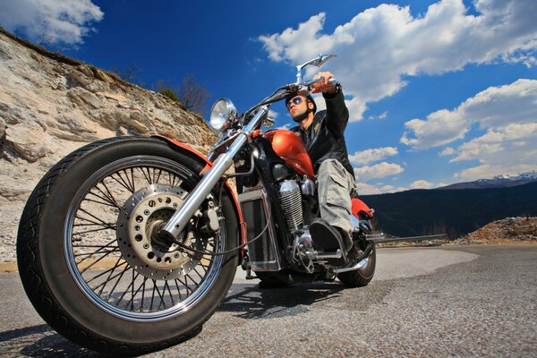 Moto en caro bajo el cielo azul