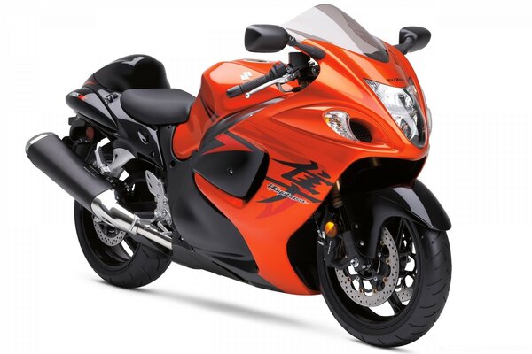 Moto orange sur fond blanc