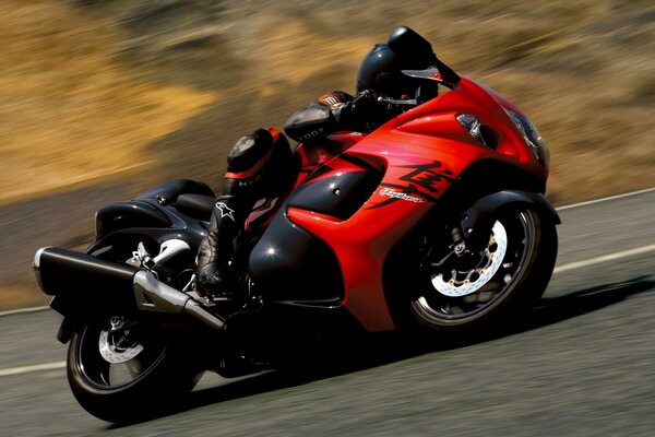 Foto di una moto con un pilota in Virage