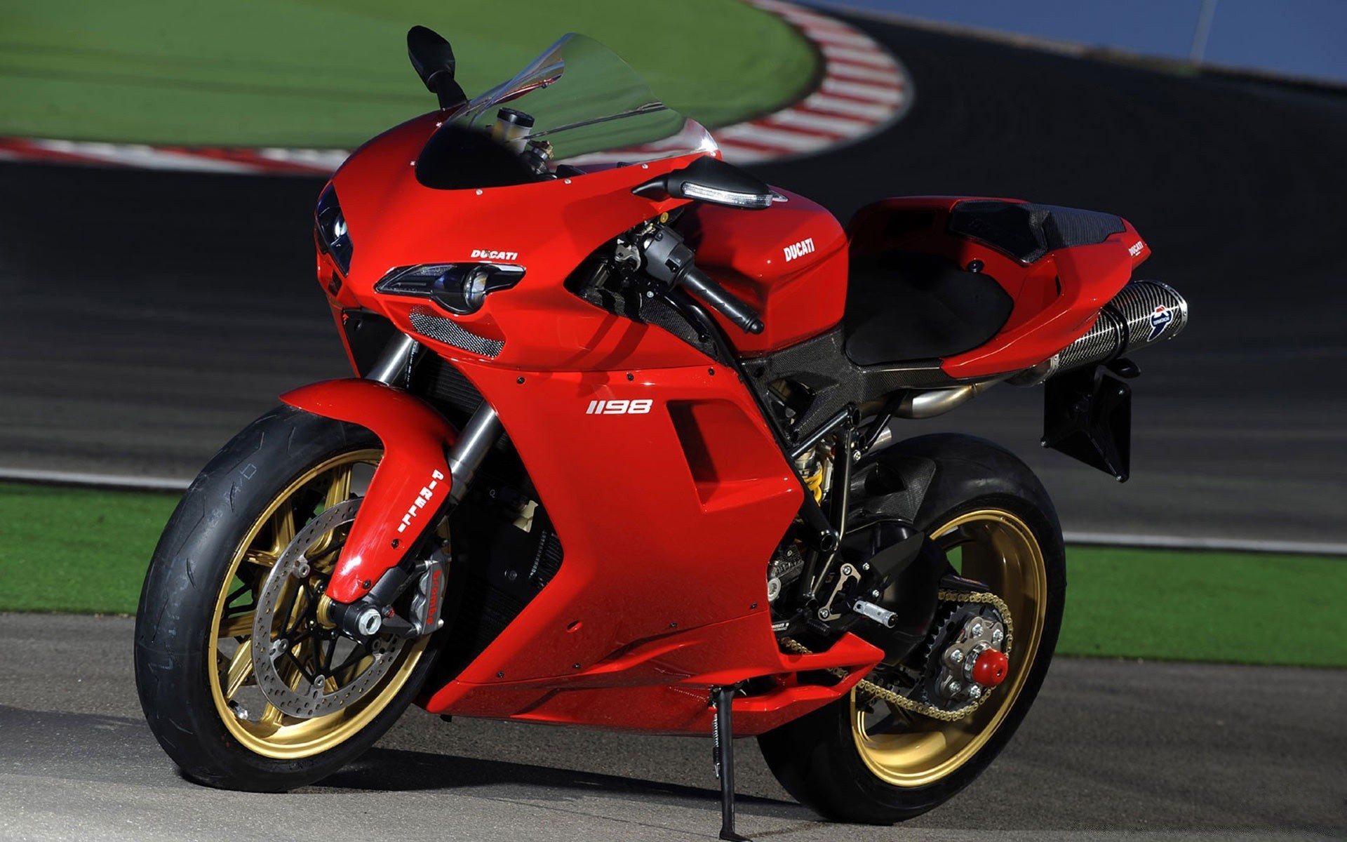 Фото мотоциклов спортивных. Мотоцикл Дукати красный. Мотоциклы Дукати Суперспорт. Ducati 1098. Ducati 1198.