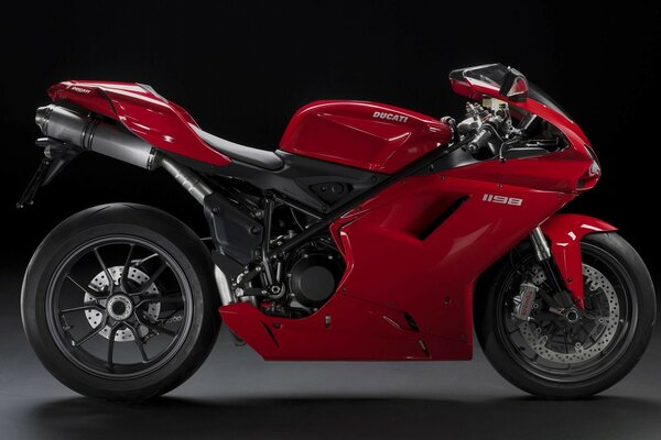 Czerwony motocykl sportowy Ducati