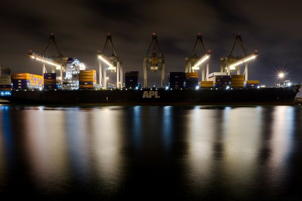 Navio de carga fica no porto à noite