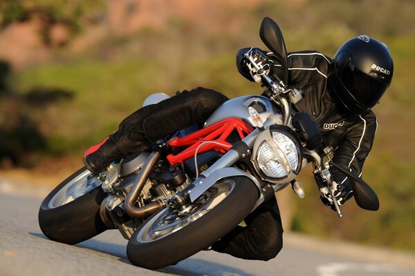 Le gars sur la moto. Voitures différentes