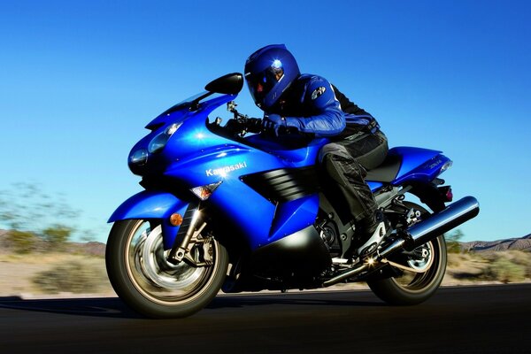 Moto deportiva azul con motociclista