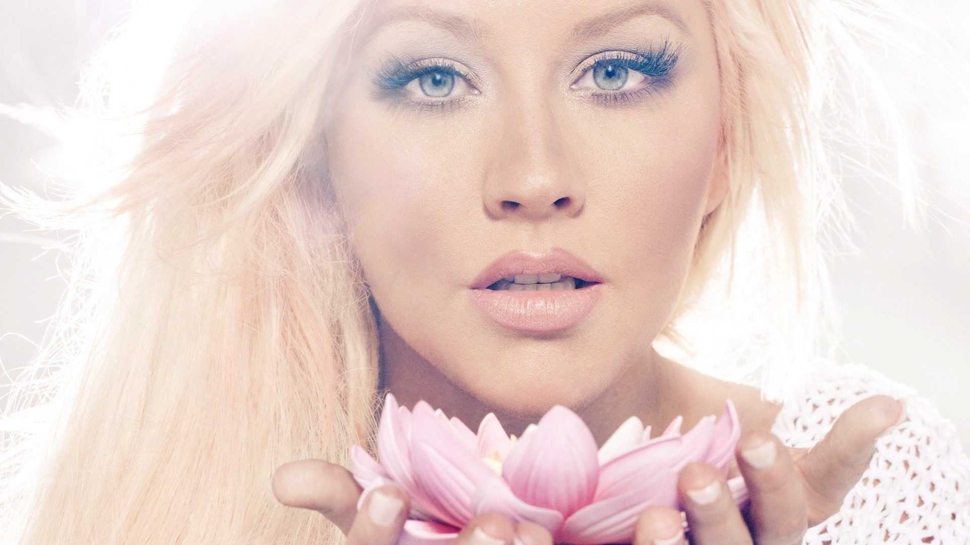 visage et sourire femme peau mode jolie sexy glamour oeil mignon jeune cheveux relaxation lèvres portrait