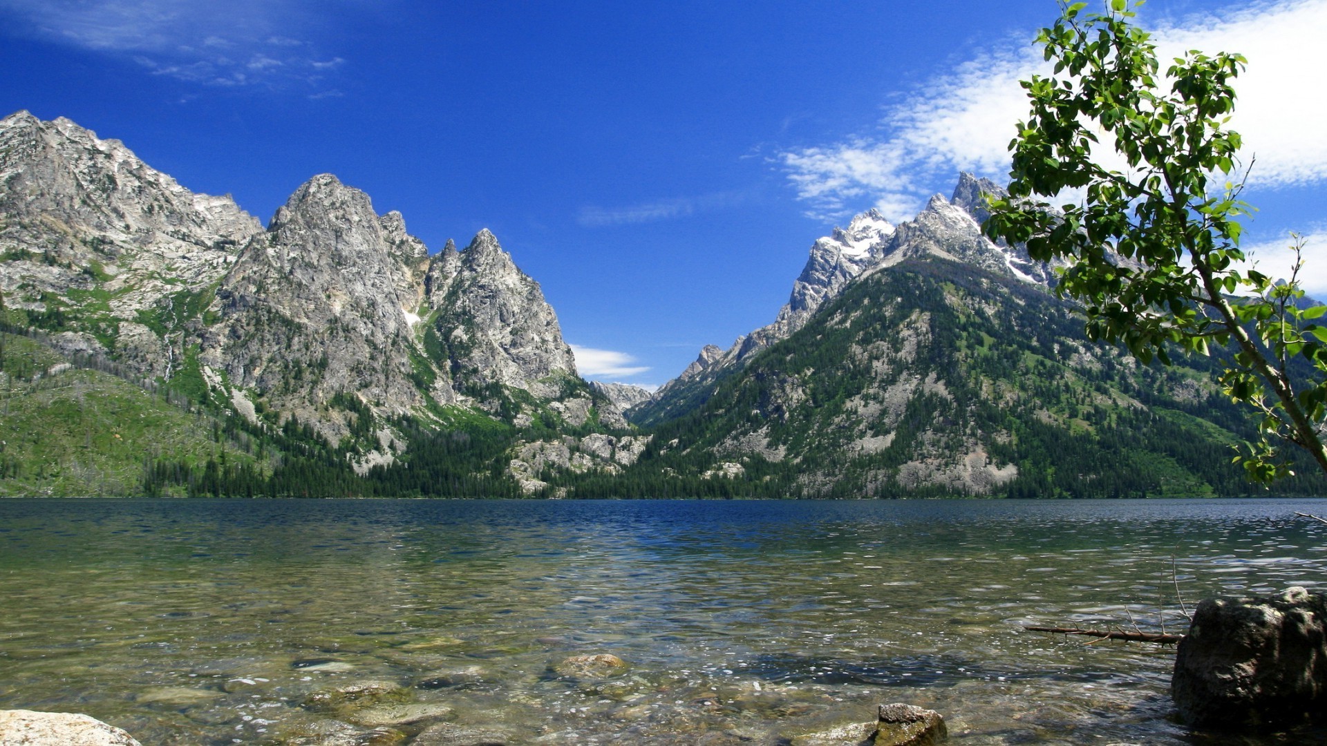 montañas agua montañas naturaleza viajes paisaje lago cielo escénico al aire libre roca madera verano nieve pico de montaña árbol espectáculo reflexión