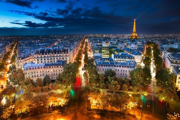 Vue d en haut des rues de la ville du soir
