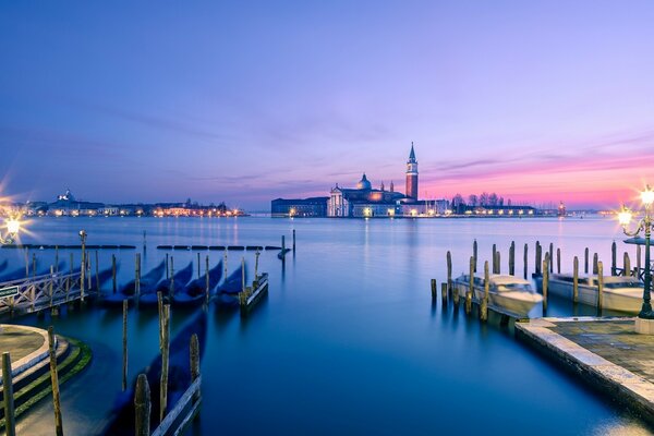 Die Stadt. Pier. reines Wasser. Schöner Sonnenuntergang. Laternen. E