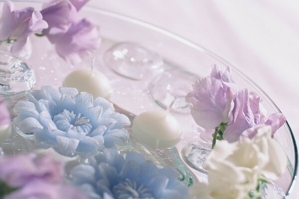 Zarte Blumenarrangements in einer Vase