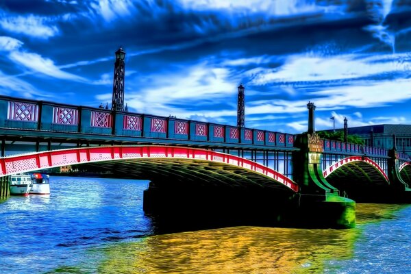 Ponte su uno specchio d acqua sotto un cielo cupo