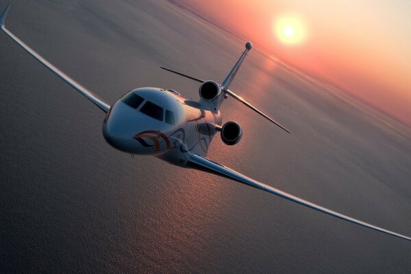 Avion privé au-dessus de la mer