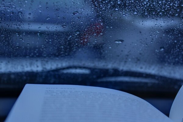 Grandes gotas de lluvia en el cristal del coche