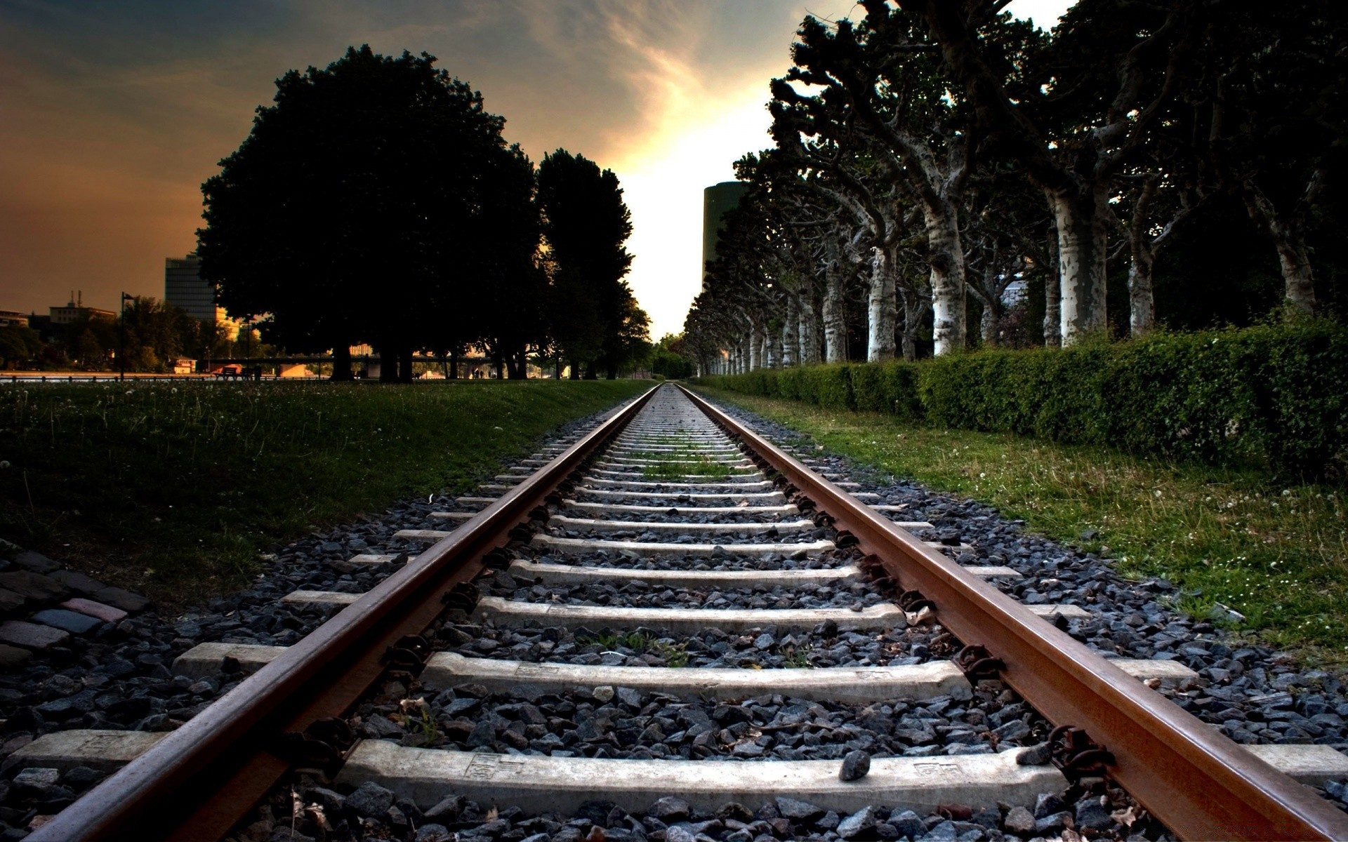 trens ferrovia trilha trem estrada viagens guia sistema de transporte ao ar livre luz perspectiva árvore cascalho cruzamento céu luz do dia paisagem