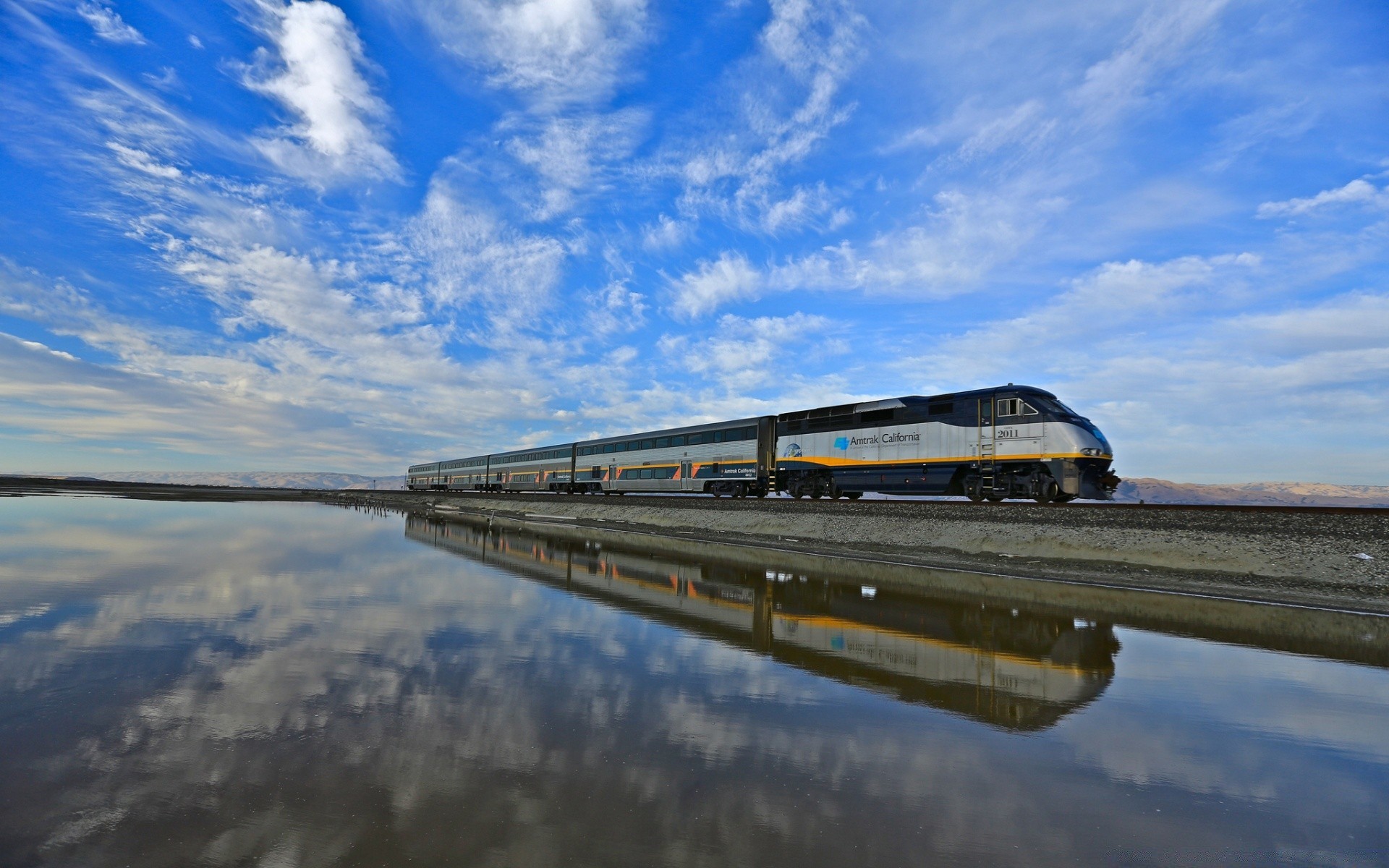 train voyage ciel extérieur eau système de transport voiture lumière du jour