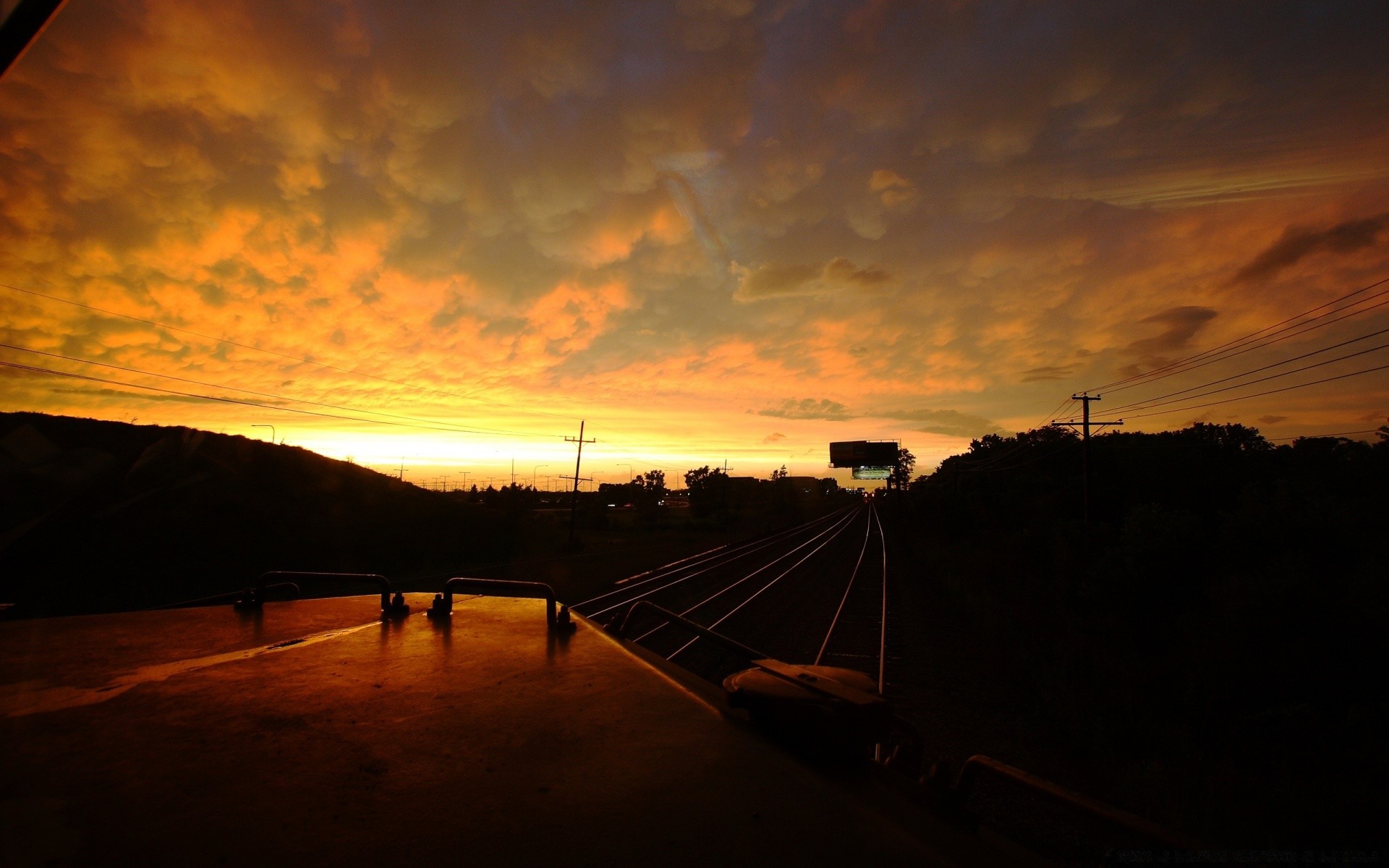 train coucher de soleil aube soir paysage crépuscule silhouette soleil ciel lumière voyage rétro-éclairé eau arbre système de transport plage