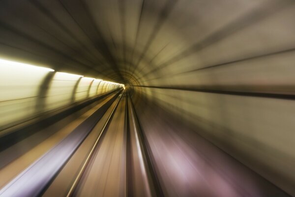 Vue de face de métro en mouvement