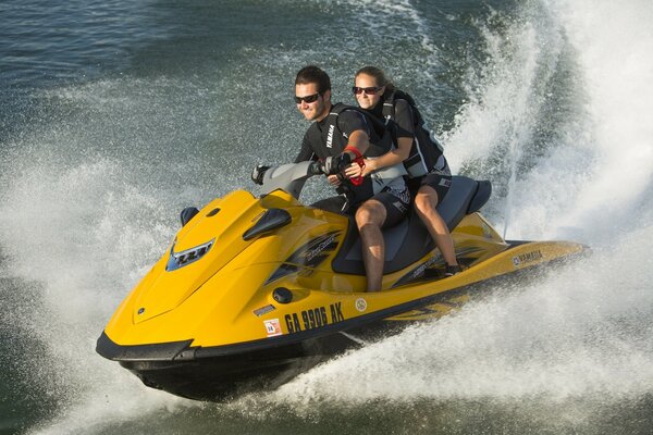 Deux personnes montent un scooter d eau