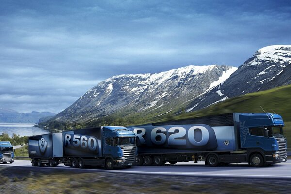 I camion di carico si stanno diffondendo lungo la strada di montagna