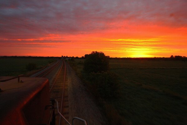 Eisenbahn im Feld bei Sonnenuntergang