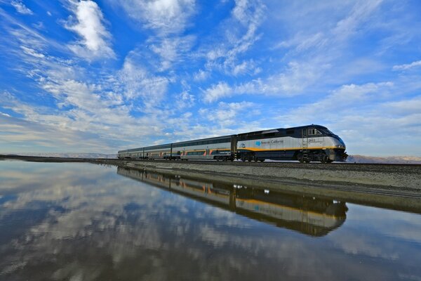 Le train Monte sur les rails dans l eau