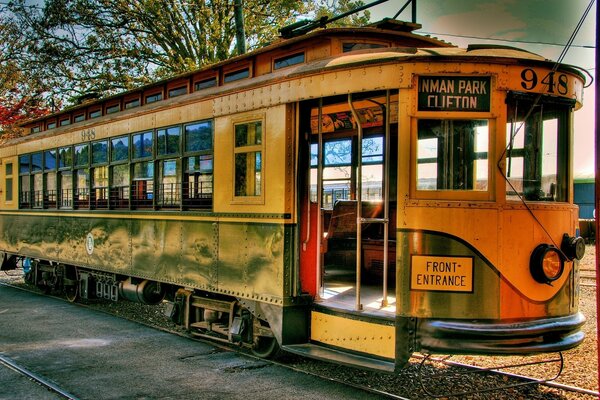 WAGON D UN ANCIEN TRAMWAY SUR RAILS