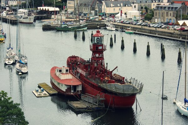 Die Stadt liegt am Wasser. Boote in der Stadt