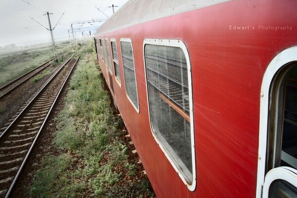 Wagon kolejowy i odjeżdżające w dal szyny